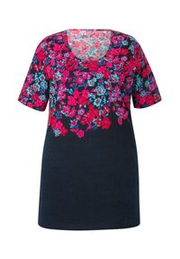 Camiseta de manga corta con un vibrante patrón floral en rosa y azul sobre un fondo azul marino oscuro, con escote redondeado y corte relajado.