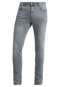 Jeans de denim gris claro con un ajuste slim, diseño de cinco bolsillos y cierre frontal con botón. Presentan un ligero desgaste y una textura suave.