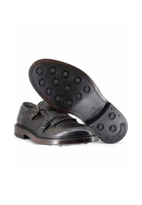 Scarpe da dress in pelle marrone con fibbia, perforazioni decorative e una suola testurizzata con presa in gomma circolare.