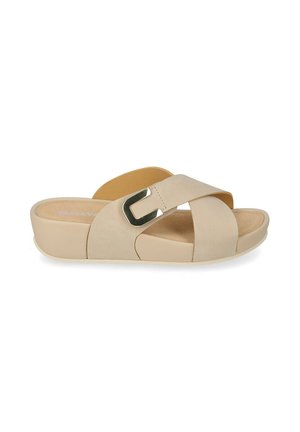 Sandalo beige aperto con cinturini incrociati, dettaglio fibbia metallica e tacco a zeppa basso.