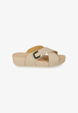 Sandalo beige aperto con cinturini incrociati, dettaglio fibbia metallica e tacco a zeppa basso.