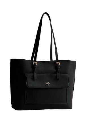 Borsa tote in pelle nera goffrata con due tracolle regolabili, tasca frontale con patta e chiusura circolare in metallo dorato, su sfondo bianco.