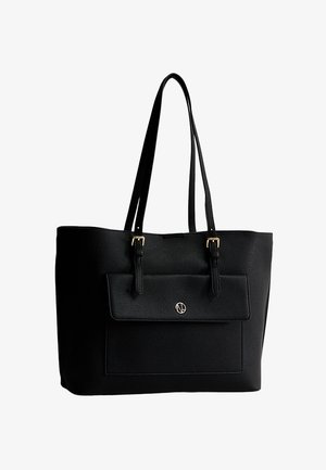 Zwarte getextureerde leren totebag met twee verstelbare schouderbanden, voorvak met flap en goudkleurige ronde sluiting, op witte achtergrond.