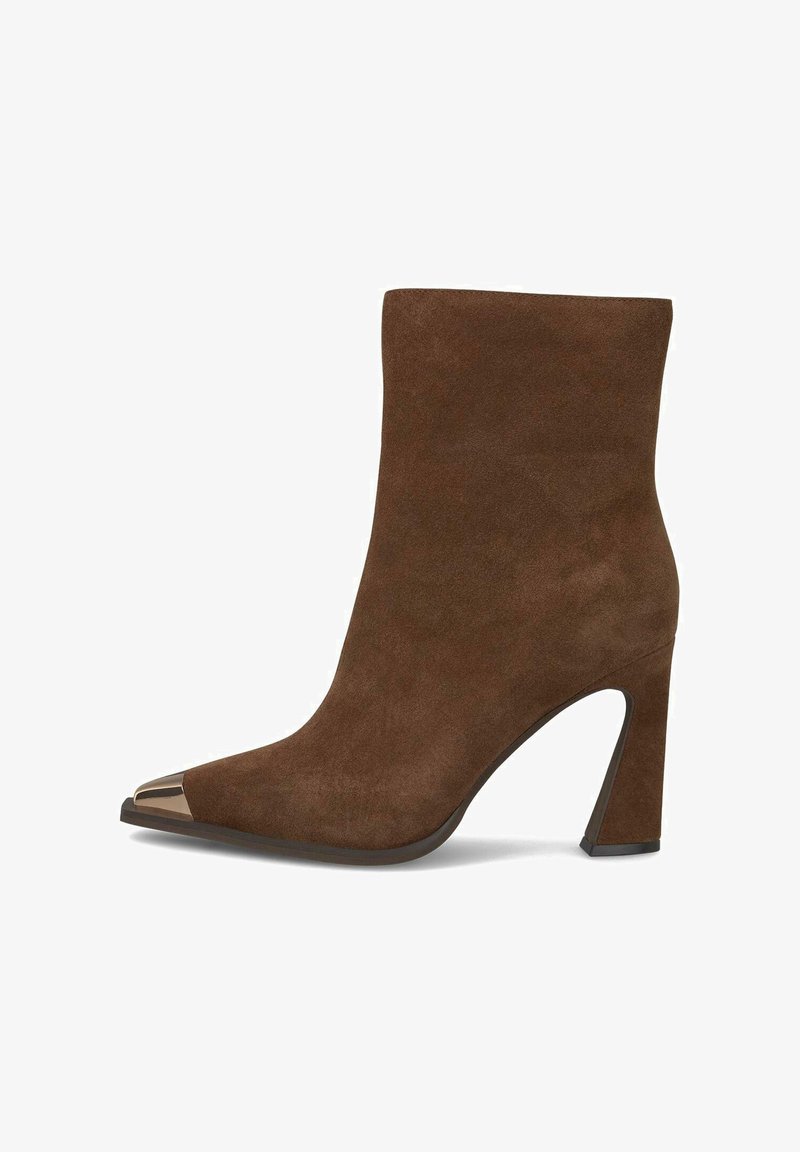 Brązowy zamszowy botek do kostki z wydłużonym noskiem, metalicznym akcentem na czubku oraz wysokim, zwężającym się obcasem. Gładka tekstura na całej powierzchni.