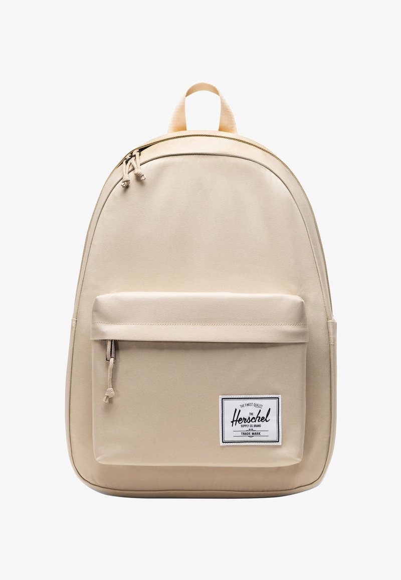 Beige Herschel-rugzak met voorvak met rits, dubbele ritssluiting, bovenhandvat en merkembleem op het onderste rechtervak.
