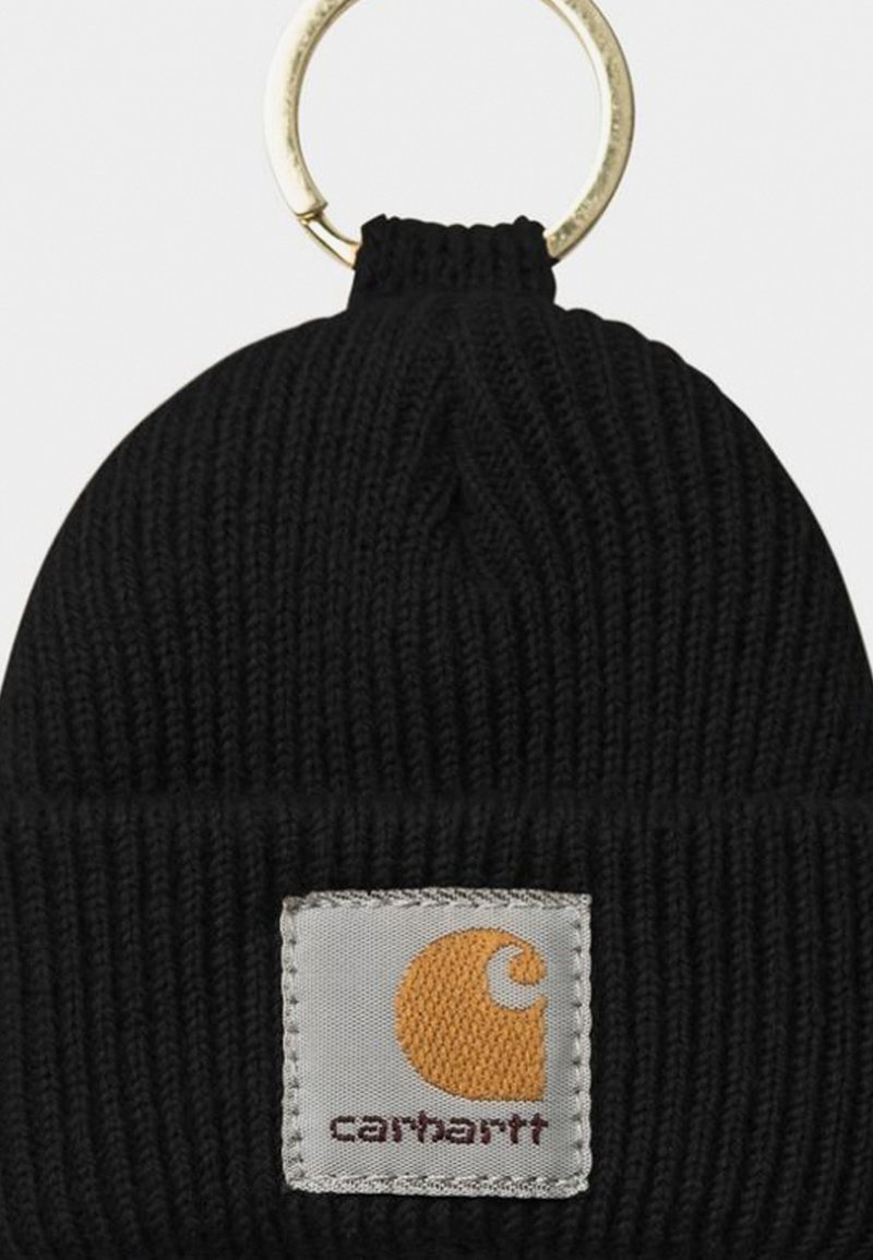 Portachiavi con berretto Carhartt in maglia a coste nera, con risvolto piegato e anello diviso dorato attaccato in cima.