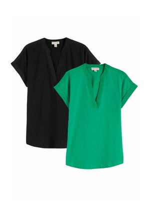 Dva krátké halenky s krátkým rukávem, jedna černá a jedna zelená, obě s výstřihem do V a manžetami na rukávech, položené na bílém pozadí.
