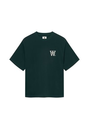 T-shirt vert foncé à manches courtes avec un petit logo blanc "W" et un logo inversé "A" sur la poitrine gauche, col rond.