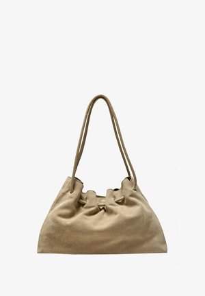 Blød beige ruskind skuldertaske med lange dobbelte stropper og et foldet topdesign uden synlige lukninger.