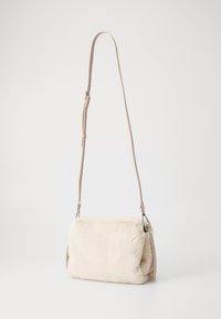 Beige fuskepels crossbody-veske med en glatt lærstropp. Rektangulær form med subtil tekstur og detaljer i sølvmetall.