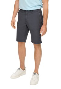 Shorts gris foncé en mélange de coton. Présentent un devant plat, des poches latérales et des passants de ceinture. Conçus avec une coupe standard et des ouvertures de jambe ourlées.