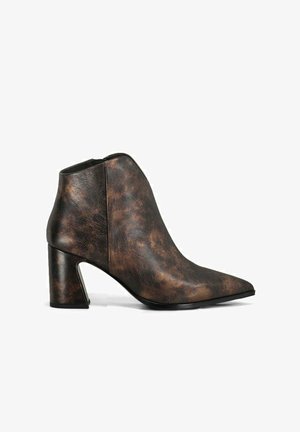 Bottines à bout pointu en cuir synthétique marbré brun, avec un talon carré et une texture lisse. Présente un design élégant et moderne.