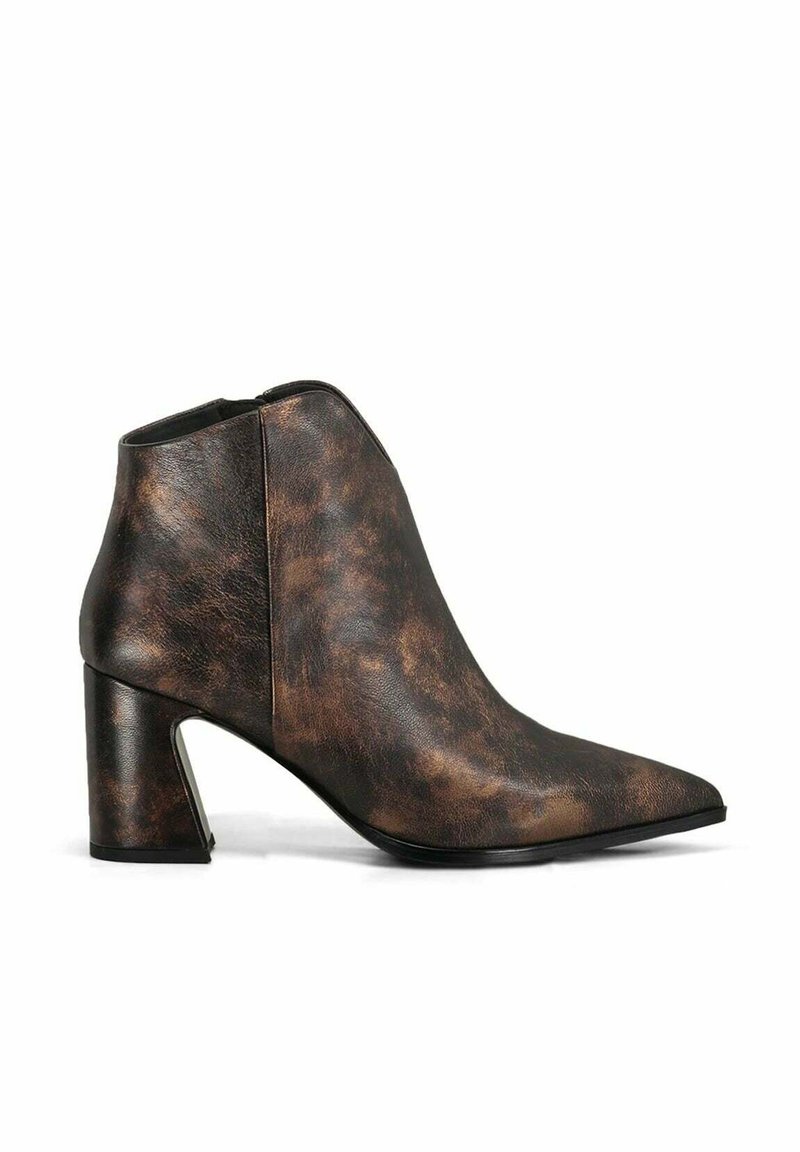 Bottines à bout pointu en cuir synthétique marbré brun, avec un talon carré et une texture lisse. Présente un design élégant et moderne.