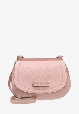 Różowa skórzana torebka crossbody o zaokrąglonym kształcie, teksturowanej powierzchni i zapięciem na magnetyczny klapę. Posiada odpinany pasek oraz detal z logo.