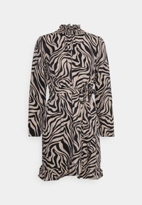 Vestido de padrão de zebra em bege e preto, apresentando mangas longas, um decote alto com volantes, cintura cingida e uma barra com frufrus.