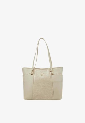 Bolso tote de piel beige con dos correas para el hombro, logo en tono dorado en la parte delantera y bolsillos laterales, mostrado sobre un fondo blanco.