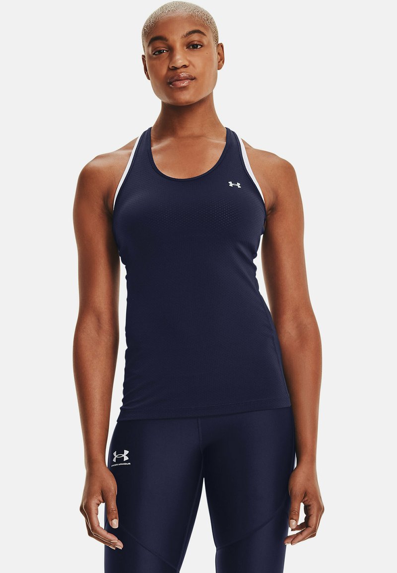 Marineblå treningstopp med hvite detaljer, tettsittende design, teksturert stoff og racerback-stil, kombinert med matchende marineblå leggings.