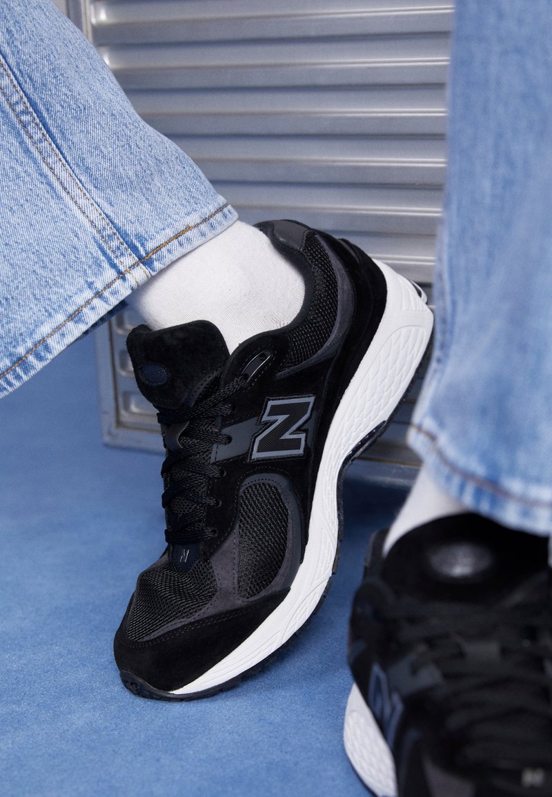 Plain black new balance trainers Clearance