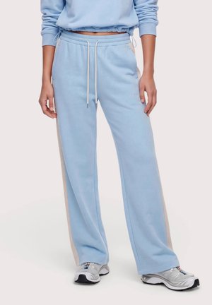OH APRIL, KAEL SWEATPANTS - Pantalon de survêtement - sky blue