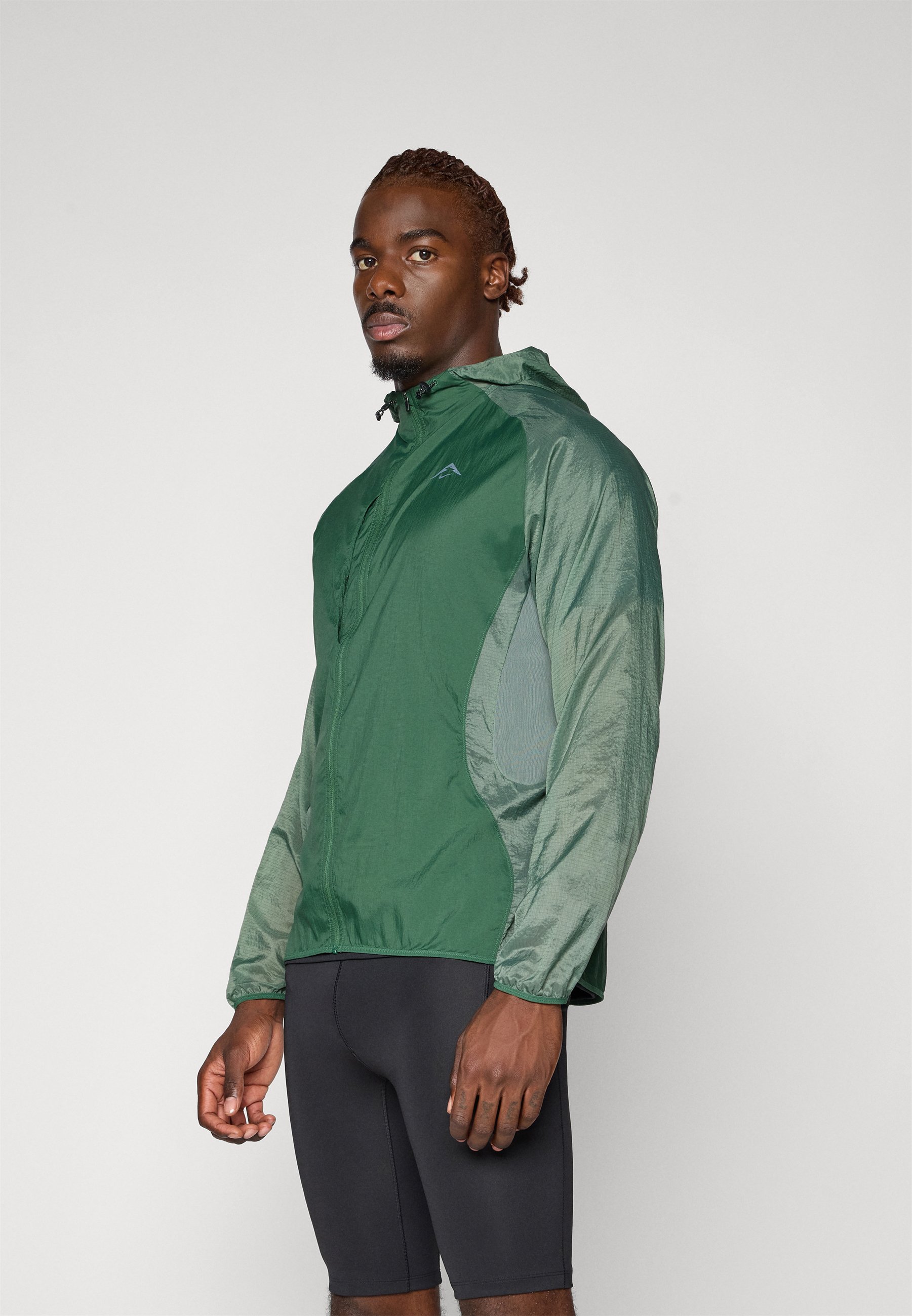 Nike Performance TRAIL AIREEZ Giacca a vento fir clay/green