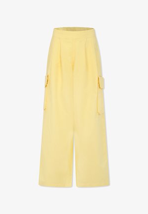 Pantaloni cargo larghi gialli con vita elastica, dotati di due tasche laterali e dettagli plissettati per un tocco di texture e struttura in più.
