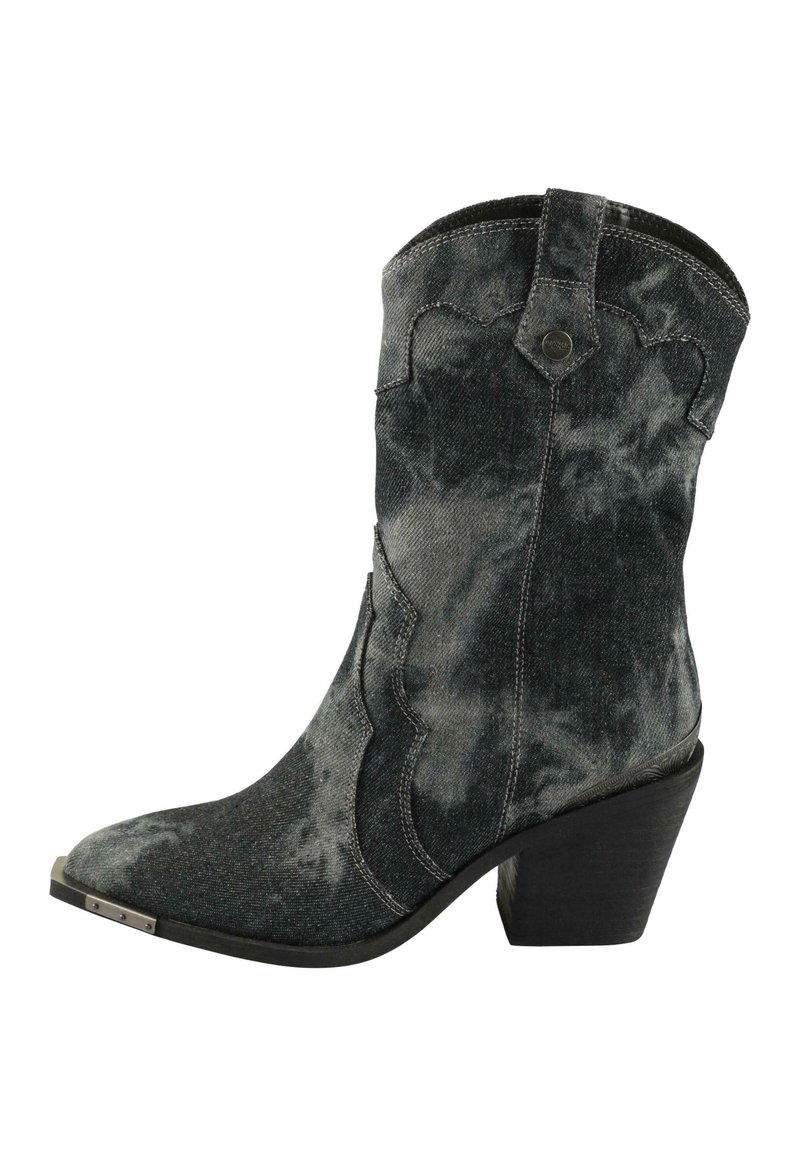 Botines de mezclilla en negro y gris, con puntera afilada, diseño en capas y tacón apilado. Acento plateado en la puntera.