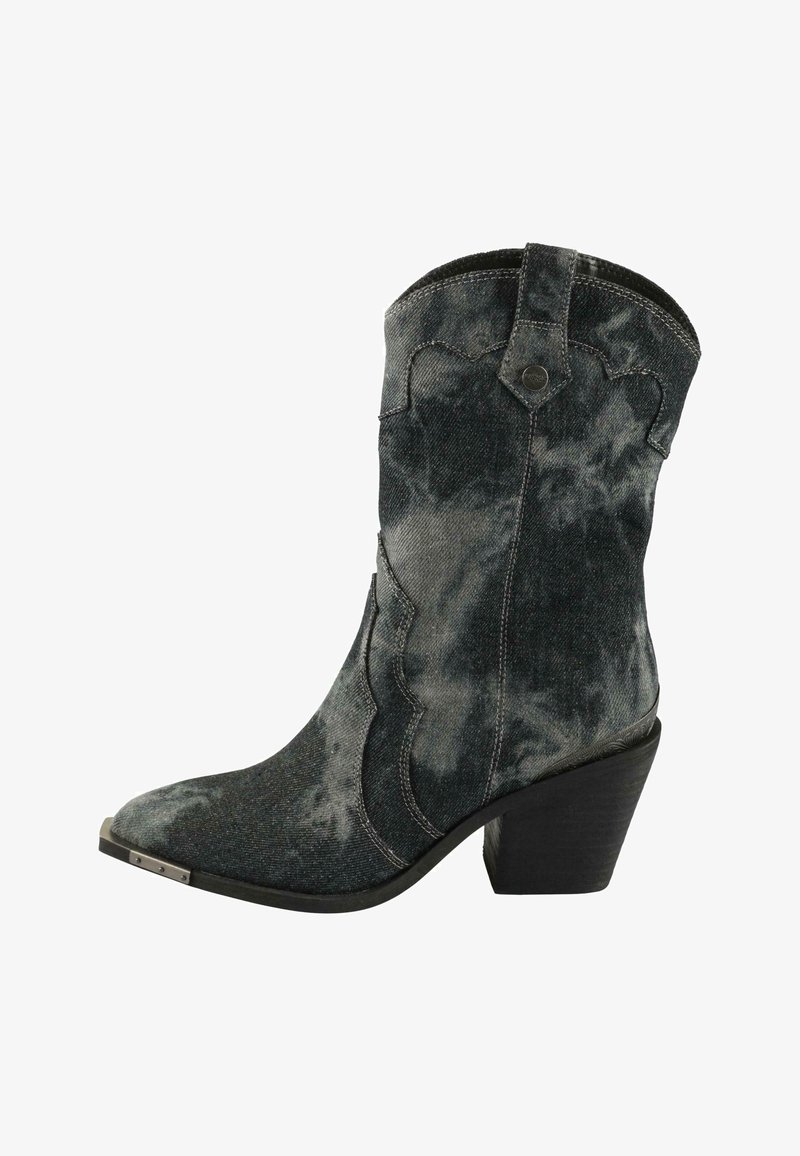 Džínové kotníkové boty v černé a šedé barvě, s špičatou špičkou, vrstveným designem a blokovým podpatkem. Stříbrný akcent na špičce.
