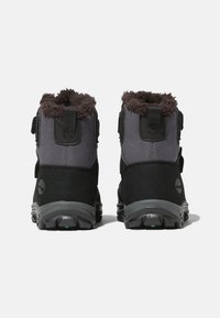 Svarta och grå ankelstövlar med vadderad krage, justerbara remmar, robust sula och en mjuk, texturerad inredning.