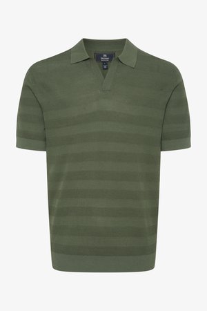 Polo a maniche corte con colletto verde oliva, caratterizzata da un design lavorato a maglia con strisce orizzontali. Orlo piatto e dettaglio a scollo a V.