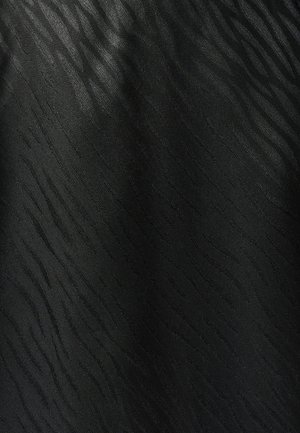 Must mustriga, millel on peen laineline struktuur, sujuva pinna ja kerge läikega, sobib erinevateks tekstiilirakendusteks.