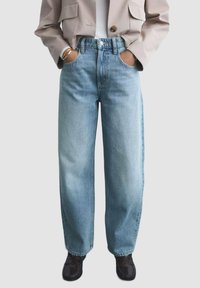 Lichtblauwe, hooggewaisted jeans met een relaxed fit, voorzien van een knoop- en ritssluiting, riemlussen en zijzakken.