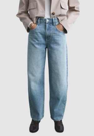 Jeans azzurri chiari a vita alta con una vestibilità rilassata, dotati di chiusura a bottone e cerniera, passanti per la cintura e tasche laterali.