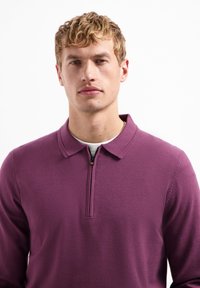 Paarse, ritssluiting pullover sweatshirt met een kraaghals, gemaakt van zacht materiaal, met een gladde textuur en een aansluitende pasvorm.