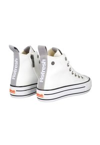 Zapatillas altas de material sintético blanco, con detalles en gris, una cremallera lateral y suelas a rayas en blanco y negro. Logotipo en la pletina del talón.