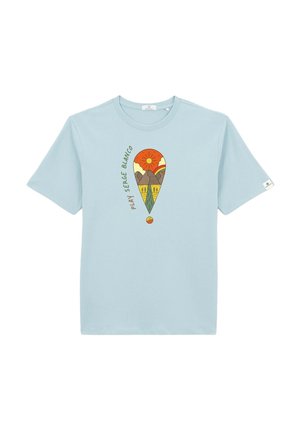 T-shirt en coton bleu clair à manches courtes, avec un imprimé graphique d'un soleil et de montagnes à l'intérieur d'une forme en goutte. Le texte indique "PLAY SERGE BLANCO."