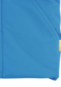 Blaues Textil mit einer strukturierten Oberfläche, das diagonale Nähte aufweist und ein gelbes Etikett an der Seite hat. Das Design ist glatt und lebhaft.