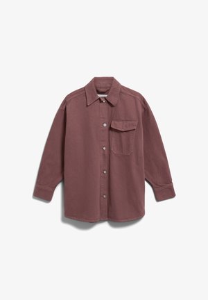Langärmliges, staubrosafarbenes Hemd mit Knöpfen, Kragen und einer einzelnen Taschenklappe auf der linken Brust.