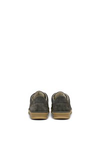 Graue Wildleder-Slipper mit runder Zehenpartie, gummierter Sohle und beigen Akzenten an den Kanten. Glatte Textur mit minimaler Naht.