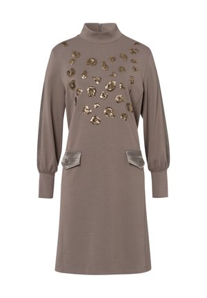 Langarmjurk in taupekleurige stof met gouden luipaardprintaccenten, een hoge kraag en twee voorzakken met metalen bies.