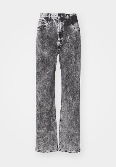 Džíny s vysokým pasem a širokými nohavicemi v černobílé vybledlé barvě, s pěti kapsami a kontrastním šitím podél lemu.