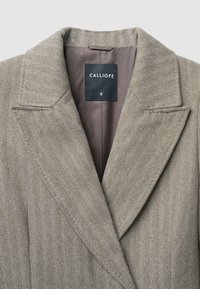 Cappotto marrone a spina di pesce con rever a incrocio, foderato internamente in grigio e con un'etichetta "CALLIOPE" in taglia S.