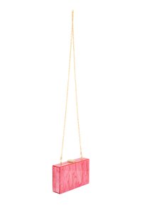 Borsa a busta rettangolare marmorizzata rosa con catena e chiusura dorate. Texture liscia, design minimalista. Adatta per l'uso serale.
