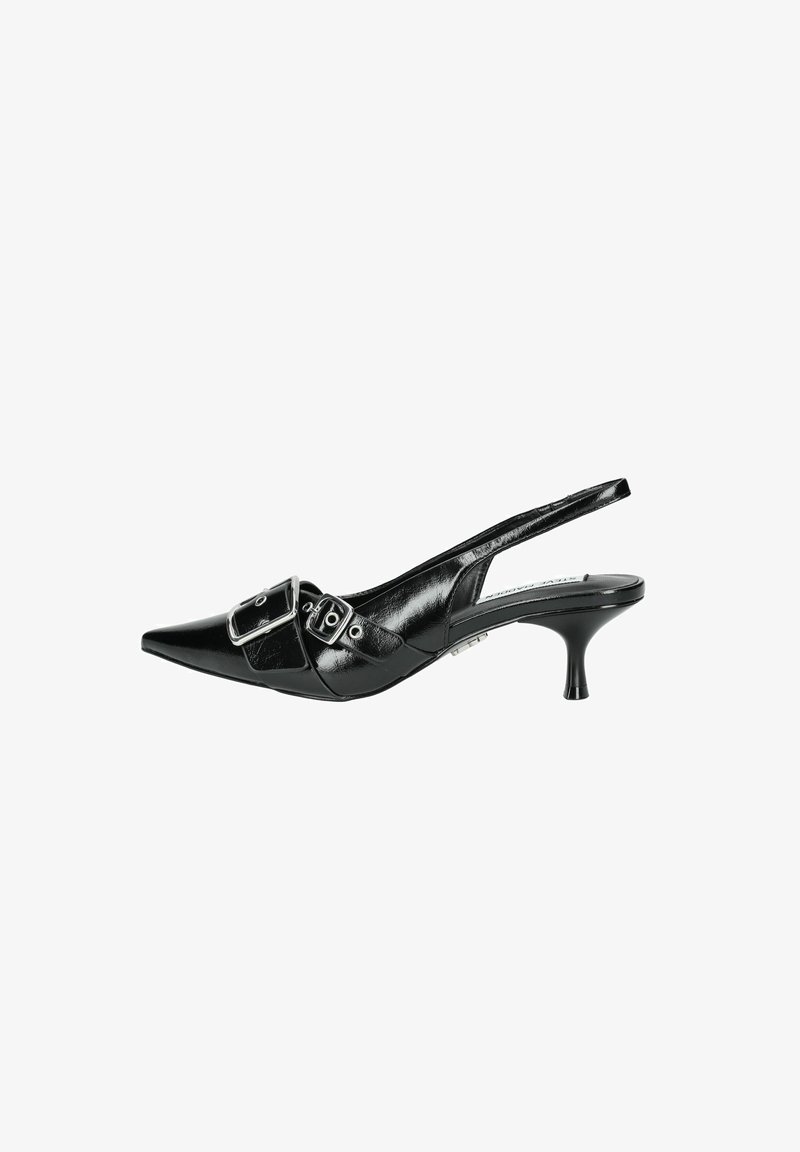 Schwarzer Lackleder-Slingback-Schuh mit spitzer Zehenform, kleinem Absatz und dekorativen silbernen Schnallen im Vorderfußbereich. Glatte Textur und elegantes Design.