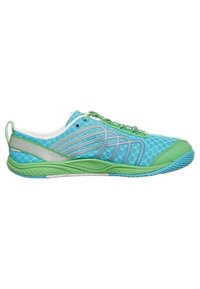 Zapatilla deportiva ligera con parte superior de malla transpirable en azul con acentos verdes, suela plana y suela de goma texturizada para mayor adherencia.