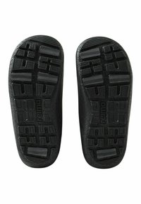 Schwarze Gummisohlen mit strukturierten Mustern, die rechteckige und runde Profilstrukturen aufweisen. Die Marke "reima" ist geprägt.