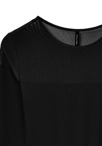 Top nero ampio con scollatura rotonda, caratterizzato da un pannello superiore in rete testurizzata e una sezione inferiore in tessuto liscio. Etichetta visibile all'interno della scollatura.