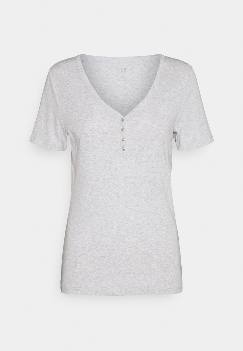 T-shirt gris clair à manches courtes avec un col en V et cinq boutons décoratifs au centre de l'avant. Tissu doux et texturé.