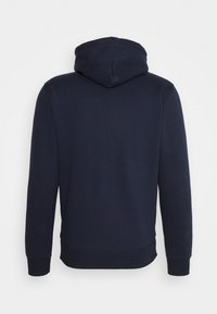 Sudadera azul marino con capucha ajustable, puños y dobladillo acanalados. Textura suave con un color sólido, sin patrones o logotipos visibles.
