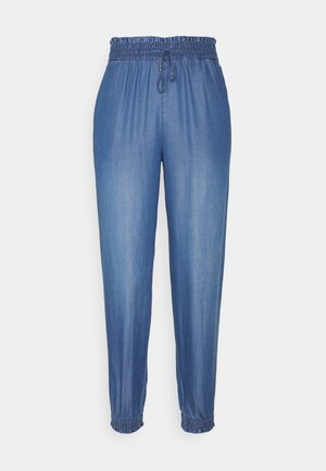 Vaaleansiniset farkkukankaiset verkkarit, joissa on joustava vyötärönauha ja kiristysnauha, joustavat lahkeensuut nilkoissa, kapeampi malli.