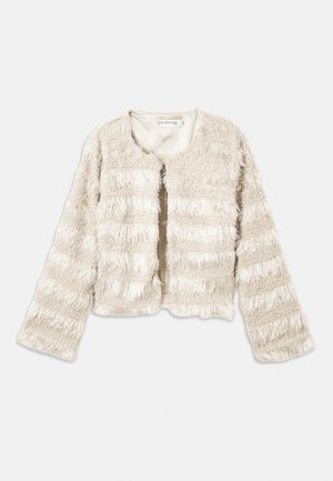 Krämfärgad kort faux fur-jacka med långa ärmar och horisontella texturerade ränder, öppen front och rundad halsringning.